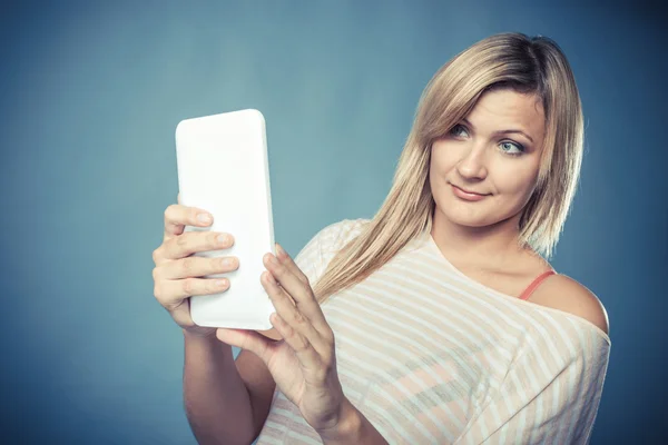 Jonge vrouw met tablet — Stockfoto