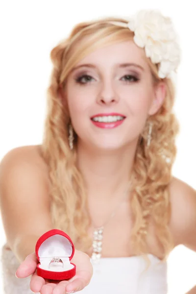 Sposa mostrando anello — Foto Stock