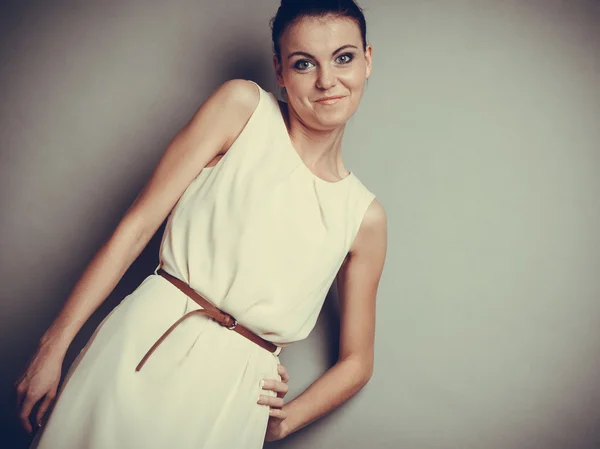 Menina em vestido brilhante posando — Fotografia de Stock