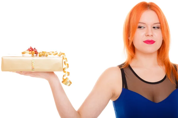 Ragazza in possesso di scatola regalo — Foto Stock