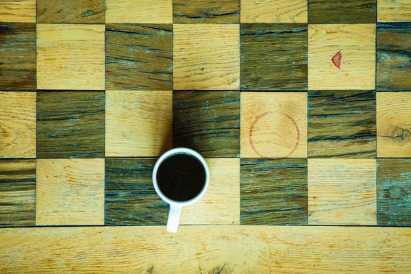 Tavolo da scacchi e tazza di caffè — Foto Stock