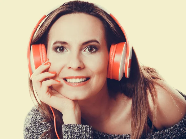 Mulher ouvindo música — Fotografia de Stock