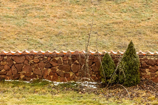 Pohled na kamenný plot na hřišti. — Stock fotografie