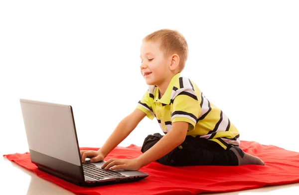 Kleiner Junge mit Laptop — Stockfoto