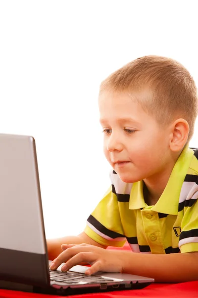 Niño pequeño usando portátil — Foto de Stock