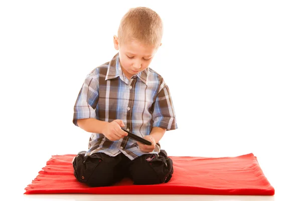 Menino brincando no smartphone — Fotografia de Stock