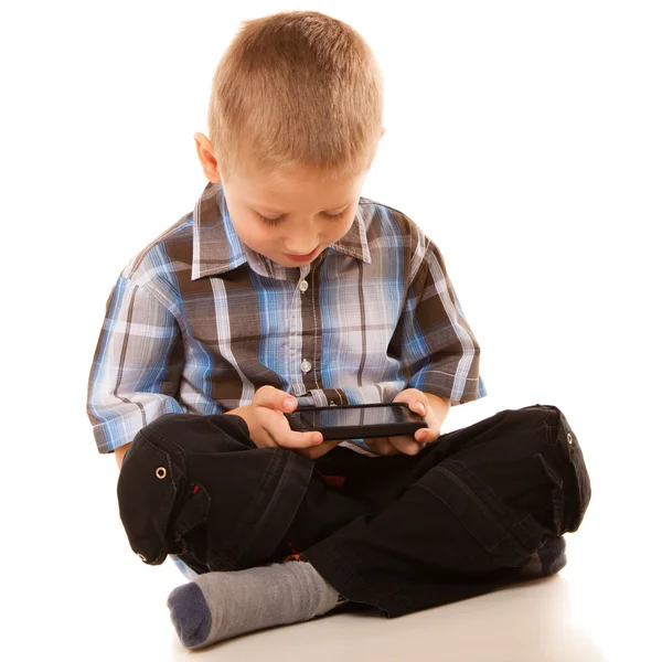 Liten pojke spelar på smartphone — Stockfoto
