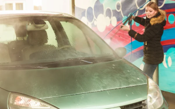 Kadın yıkama araba — Stok fotoğraf