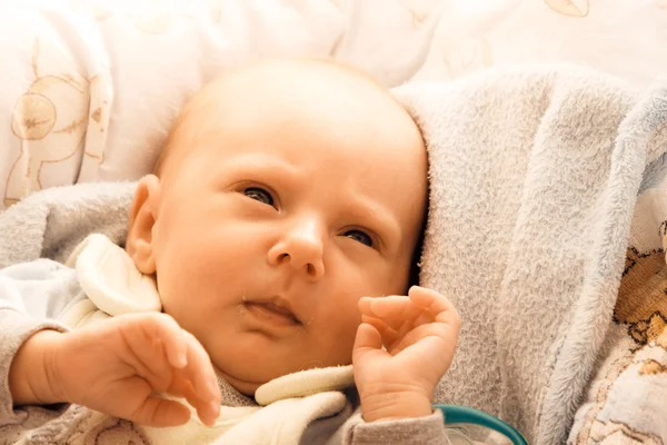 Piccola neonata sdraiata — Foto Stock