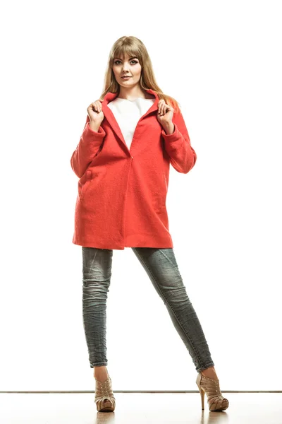 Woman in red coat posing — Stock Photo, Image