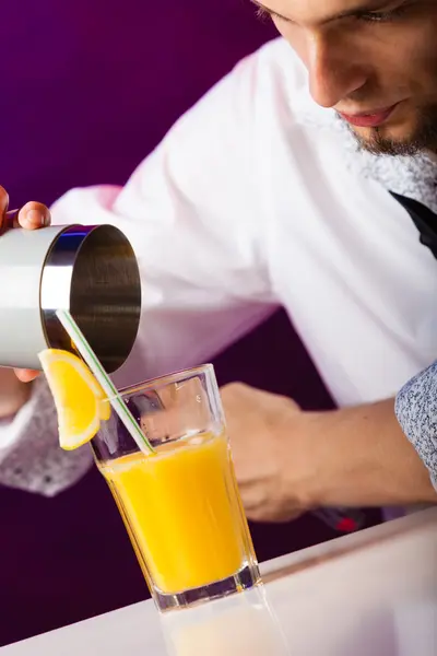 Barman připravuje alkoholu koktejl — Stock fotografie
