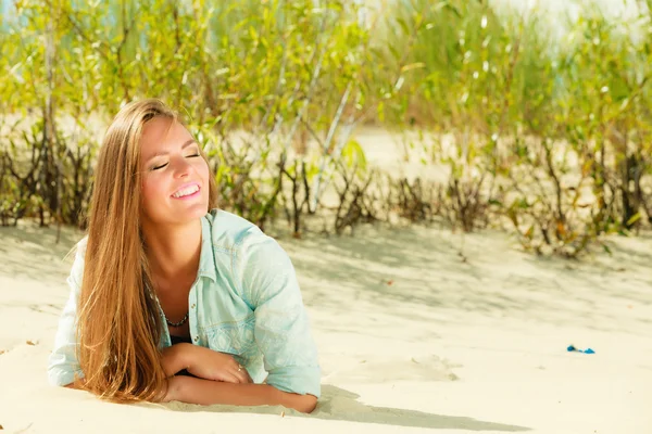 草に覆われた砂丘に横たわる女 — ストック写真