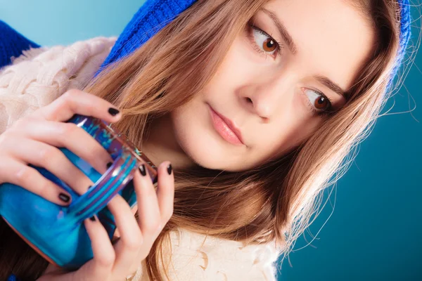 Menina adolescente segurando caneca azul — Fotografia de Stock