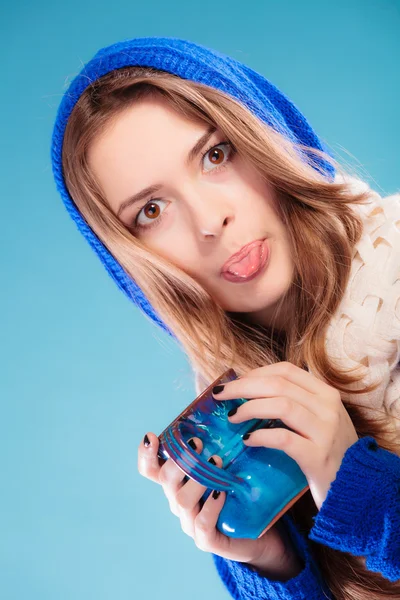 Giovanissima ragazza holding blu tazza — Foto Stock