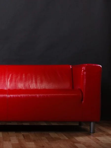 Kırmızı deri kanepe — Stok fotoğraf