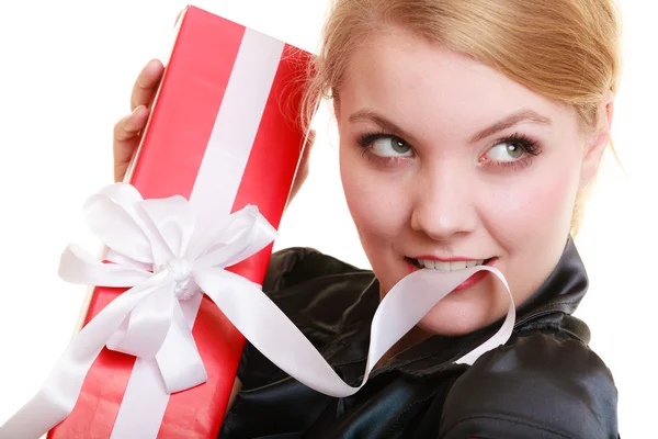 Chica sosteniendo caja de regalo — Foto de Stock