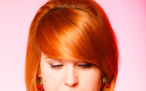 Kırmızı saçlı kız poz — Stok fotoğraf