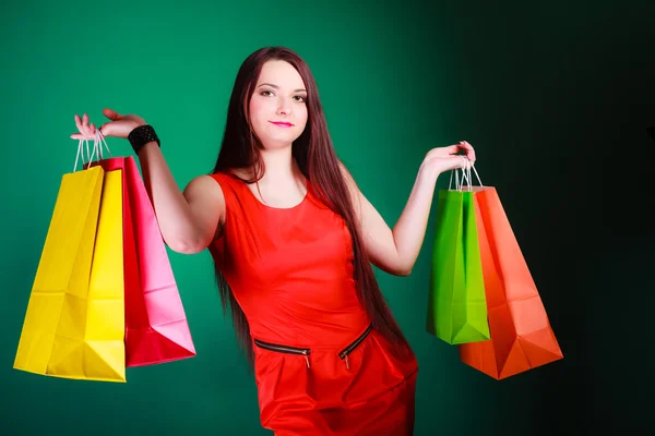 Vrouw met boodschappentassen. — Stockfoto