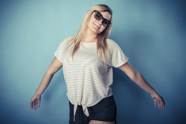 Blonde girl in sunglasses posing — Stock Photo, Image
