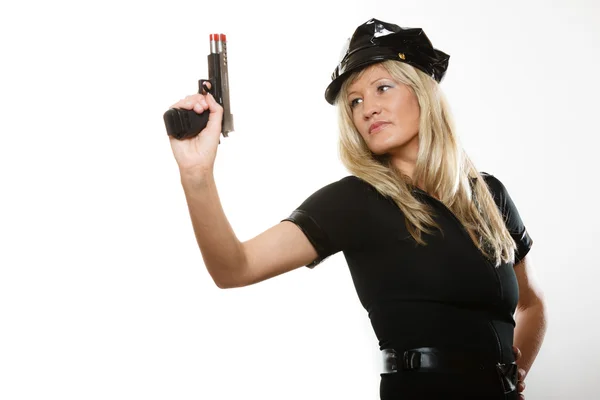 Policewoman posing with gun — Stock Photo, Image