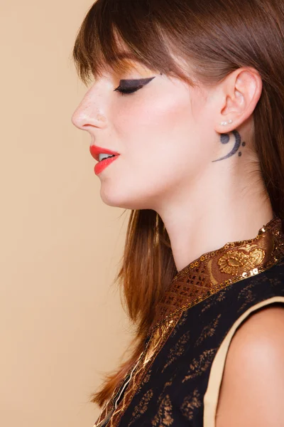 Portrét orientovat dívka make-upu — Stock fotografie