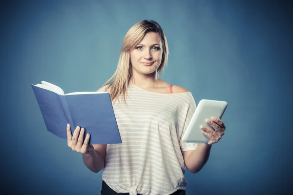 Frau mit Buch und E-Book — Stockfoto