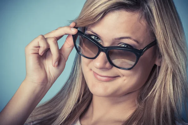 Blond tjej i solglasögon leende — Stockfoto