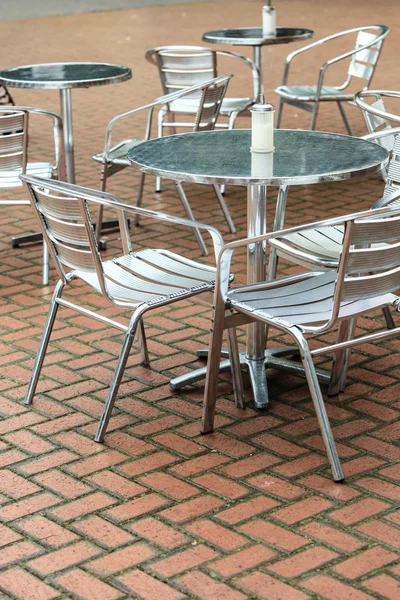 Restaurant mit Stühlen und Tisch. — Stockfoto