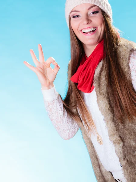 Mujer mostrando gesto ok —  Fotos de Stock