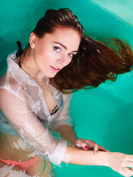 Sexuell poserande kvinna i vatten. — Stockfoto