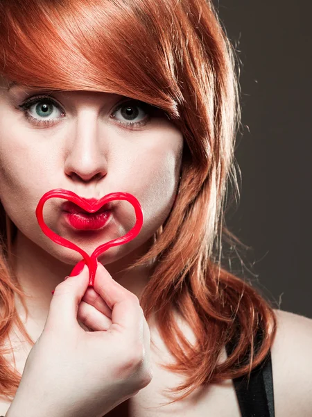 Vrouw maken hartsymbool. — Stockfoto