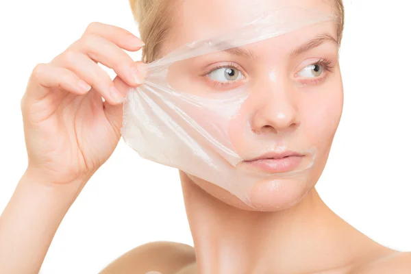Meisje verwijderen gezichtsmasker — Stockfoto