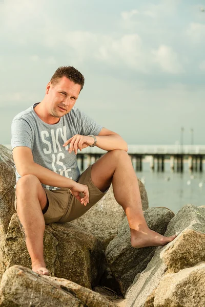 Hombre sentado en la playa —  Fotos de Stock