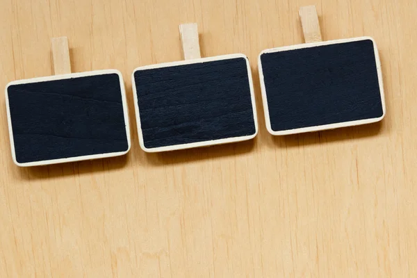 Kleine Tafeln auf Holzfläche — Stockfoto