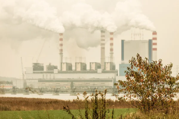 Ο καπνός από τις καμινάδες εργοστασίου παραγωγής ενέργειας — Φωτογραφία Αρχείου