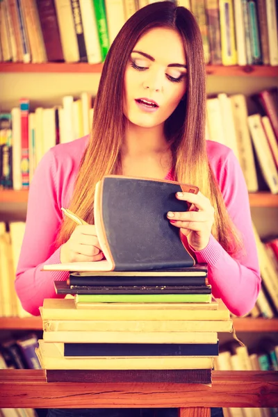 Student in college bibliotheek — Stockfoto