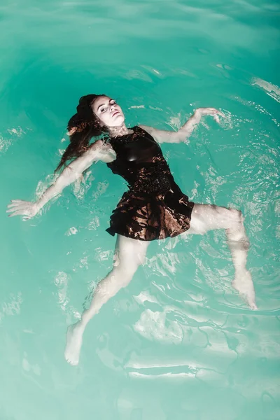 Femme sexuelle posant dans l'eau . — Photo