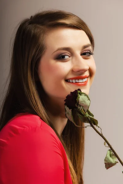 Frau mit trockener Rose. — Stockfoto