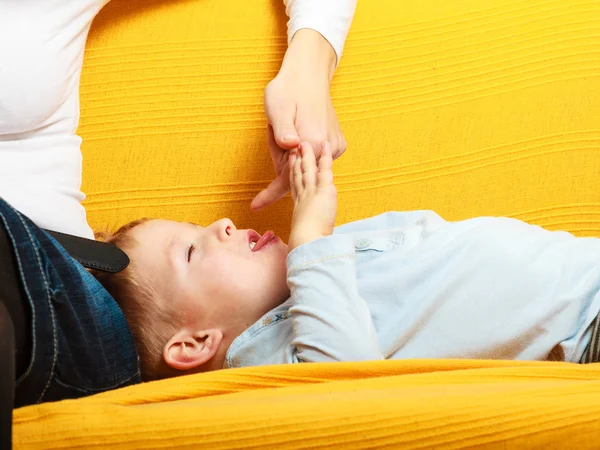 Junge spielt mit Mutter. — Stockfoto