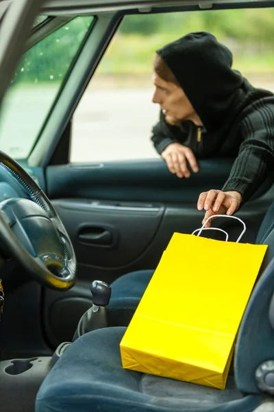 Thief stealing shopping bag — Stock Photo, Image