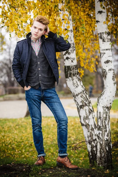 Joven hombre guapo posando — Foto de Stock