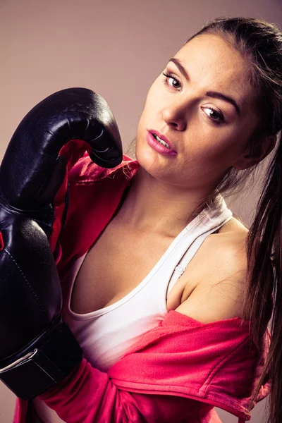 Dívka v Boxerské rukavice pózuje — Stock fotografie