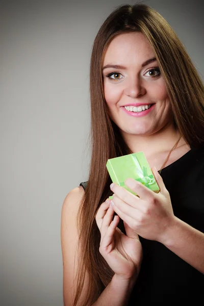 Donna in possesso di scatola regalo verde — Foto Stock