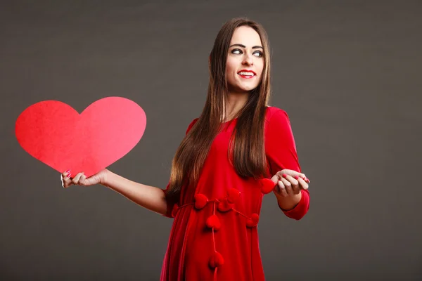 Vrouw bedrijf hart — Stockfoto