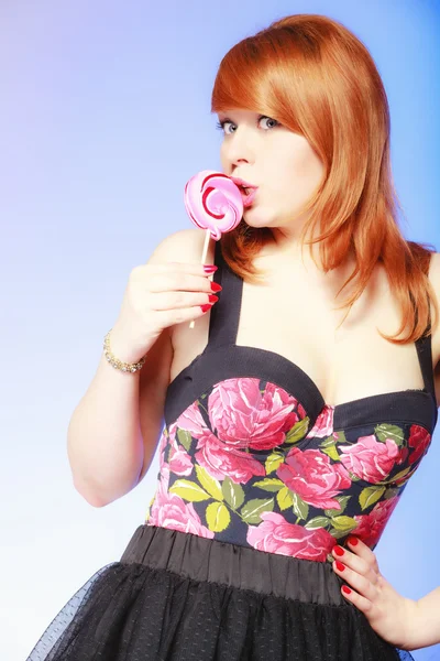 Flicka anläggning rosa lollipop — Stockfoto