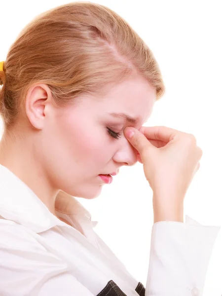 Hoofdpijn. Vrouw die lijdt aan hoofdpijn geïsoleerd. — Stockfoto