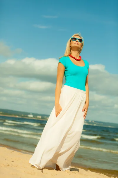 Meisje permanent op strand — Stockfoto