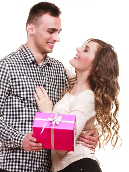 Hombre sorprendente mujer con un regalo — Foto de Stock