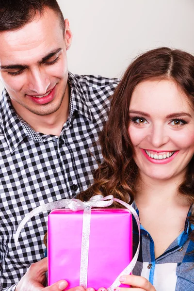 Hombre sorprendente mujer alegre — Foto de Stock