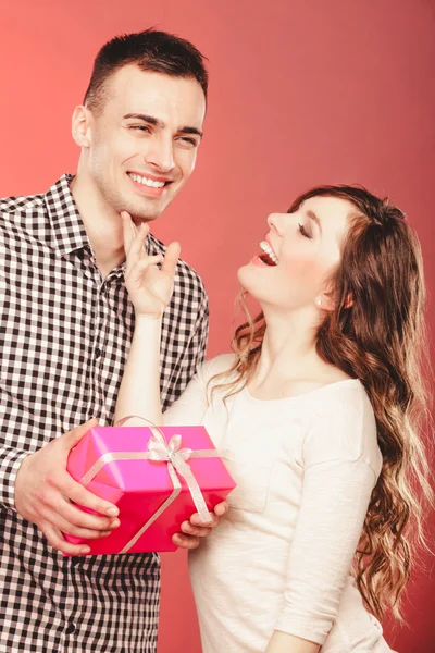 Hombre sosteniendo caja de regalo — Foto de Stock